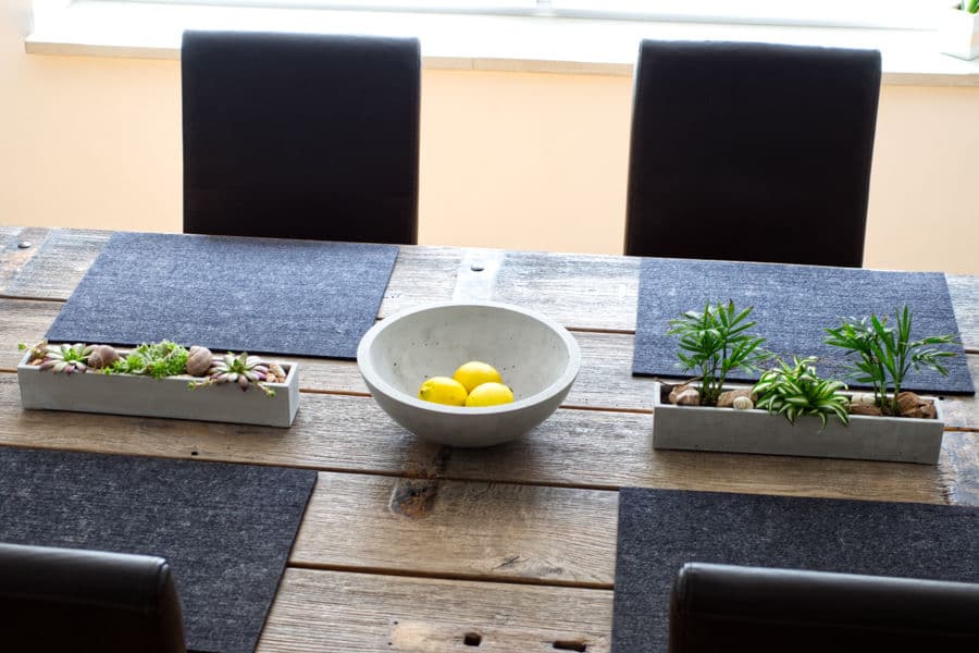 Eine Pflanzschale auf einem Esstisch aus Beton von Gutmann - Design.