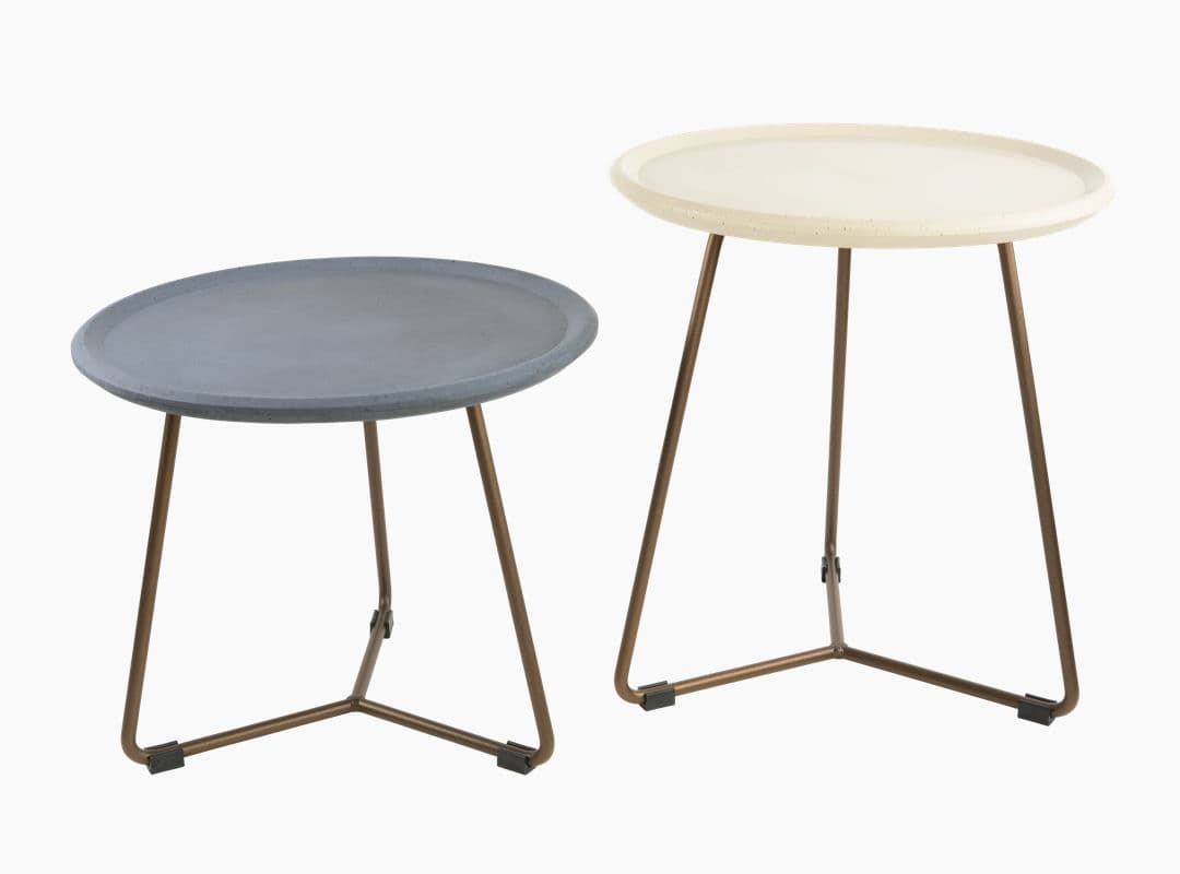 Zwei runde Tische aus Beton und Stahl.