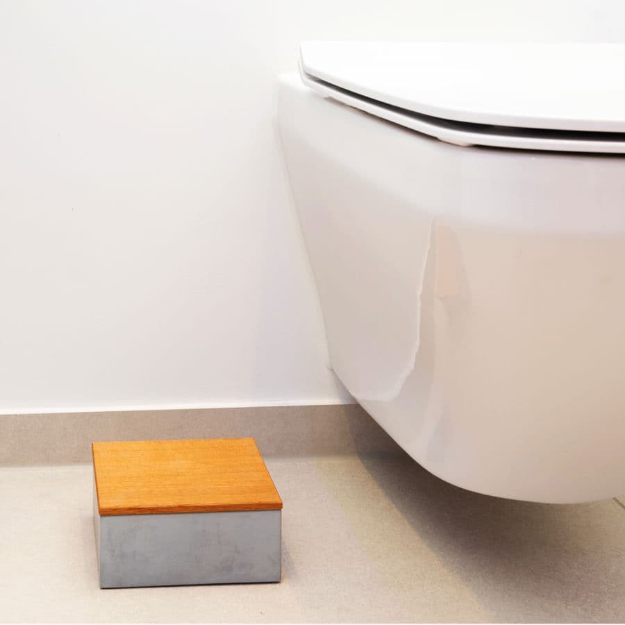 Eine feuchtes Toilettenpapier Aufbewahrung aus beton mit Eichenholzdeckel