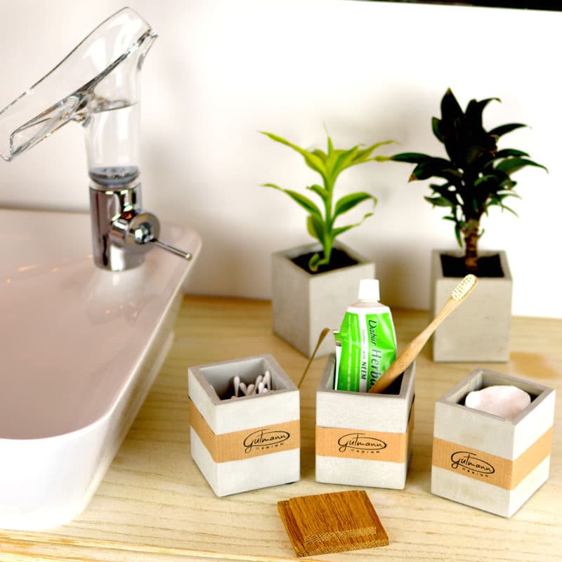 Eine tolle Badezimmer Serie aus Beton, kleine Aufbewahrung fürs Bad gefüllt mit Zahnbürste, Wattestäbchen und Wattepads.