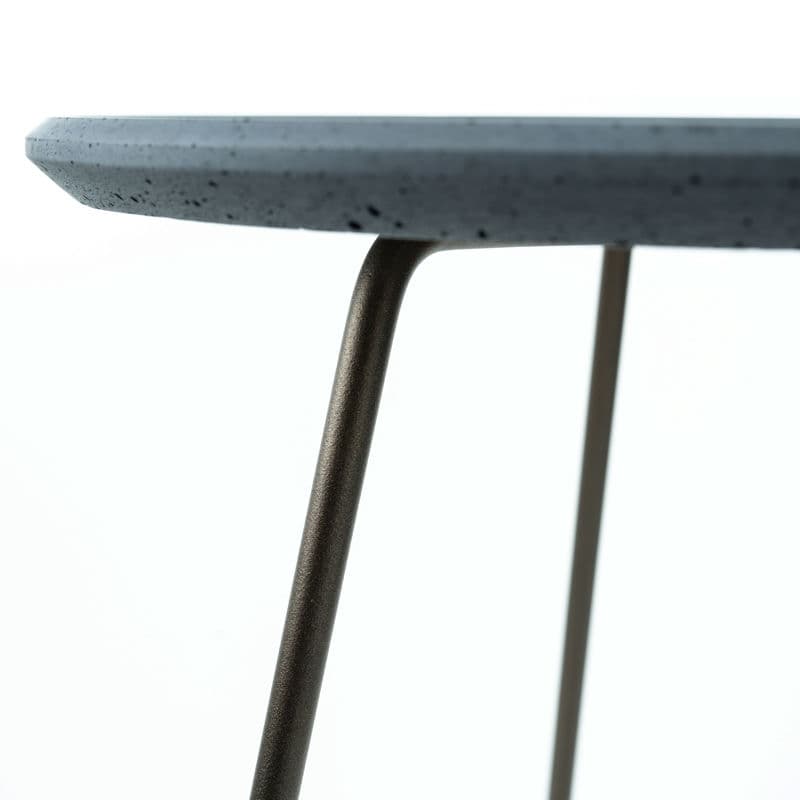 Ein Design Gartentisch mit einer Tischplatte in Beton Anthrazit.
