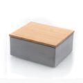 Eine Box für feuchtes Toilettenpapier aus Holz und Beton.