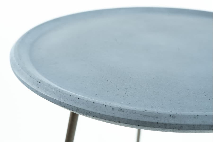 Aufgrund runder Kanten auch als Nachttisch aus Beton geeignet.