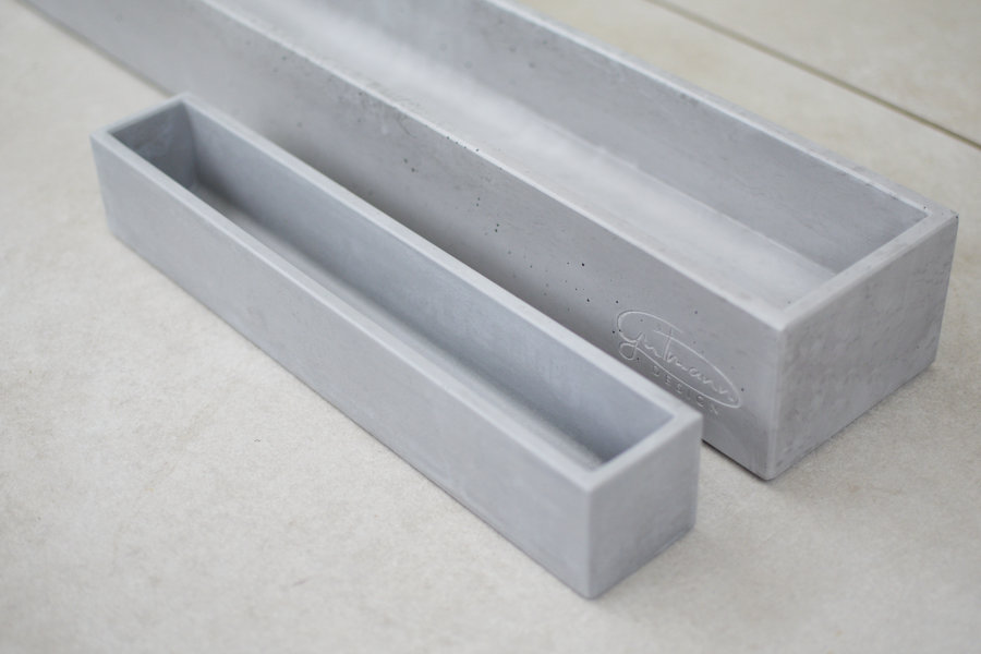 Rechteckige Blumenschalen Pflanzschale auf grauem Beton, handgemacht in Deutschland.