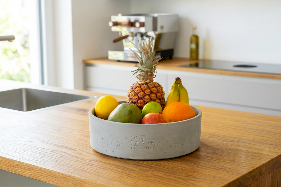 Eine formschöne Obstaufbewahrung Obstschale aus grauem Beton.