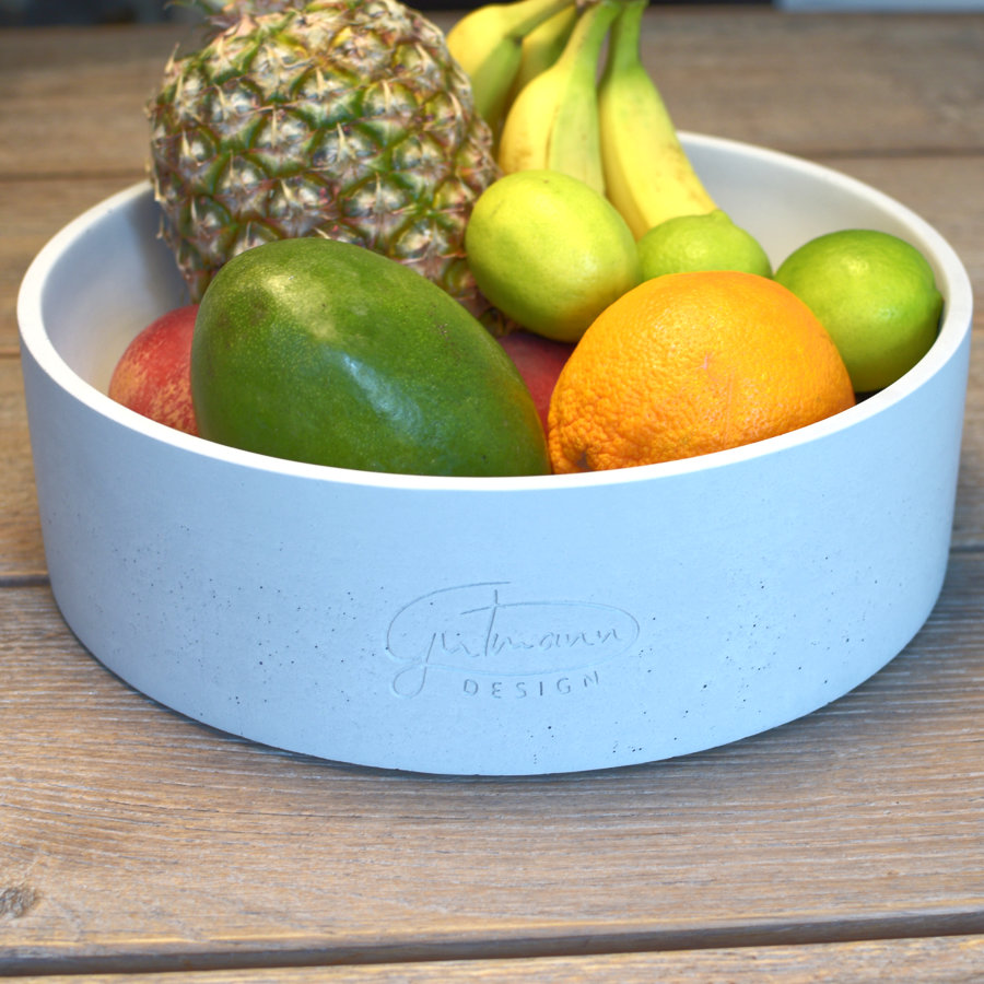 Runde stilvolle Obstschale aus grauem Beton.