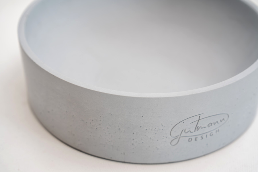 Eine hochwertige Pflanzen Schale aus grauem Beton Stein.