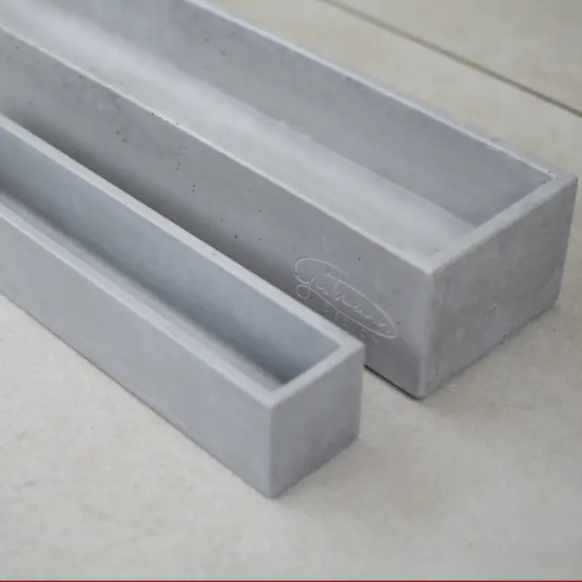Graue lange Blumenkasten aus handgemachtem Beton.